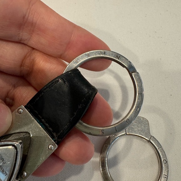 Authentic Louis Vuitton key ring - Picture 2 of 6